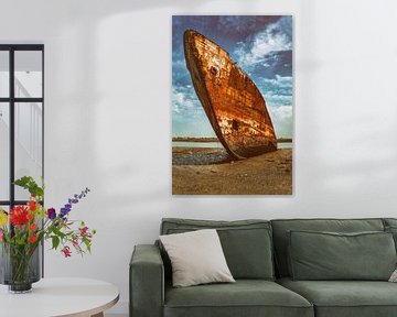 Roestig oud scheepswrak. Roestend gestrand schip aan de kust van SPJE ART
