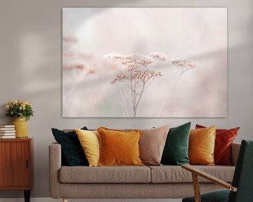 Wilde bloemen zacht beige van Monika Strigel
