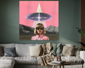 Een vrouw onder een UFO van Samantha Hearn