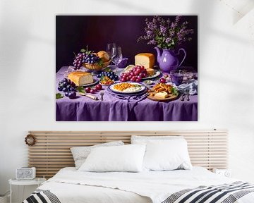 Violetter gedeckter Tisch mit Trauben, Käse und Blumen – edles Stillleben