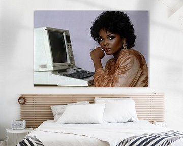 Une femme d'affaires avec un ordinateur vintage