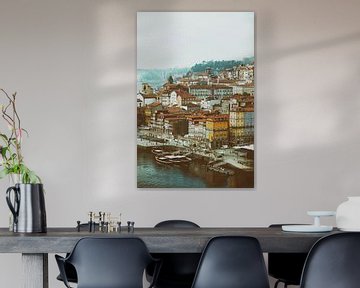 Ribeira, Porto, Portugal. Bruisende historische waterkant met kleurrijke gebouwen en de rivier de Douro van SPJE ART