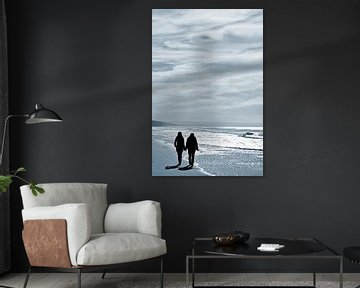 Couple de lesbiennes. Silhouette de deux femmes marchant côte à côte au bord de l'eau sur une plage calme. sur SPJE ART