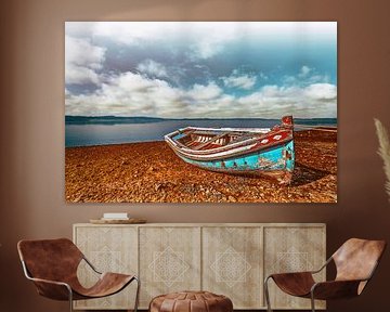 Altes und verwittertes traditionelles kleines Boot in der Bucht von Seixal inmitten der portugiesischen Küstenlandschaft von SPJE ART