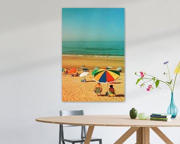 Costa da Caparica-strand, Portugal. Bruisend strand met kleurrijke parasols en ontspannen sfeer aan zee van SPJE ART