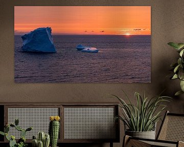 IJsberg voor de kust van Twillingate Newfoundland tijdens zonsondergang van Menno Schaefer
