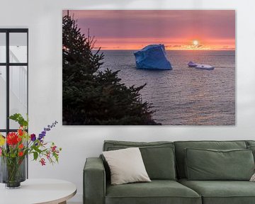 IJsberg voor de kust van Twillingate Newfoundland tijdens zonsondergang van Menno Schaefer