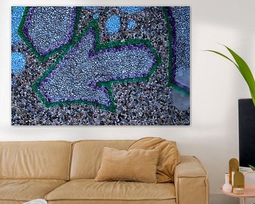 Een pijl op een stenen muur. Straatkunst. van stewic_