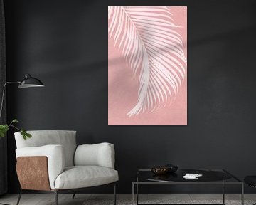 Palmbladeren op roze silhouet I van amini54