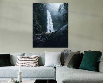 Indrukwekkende waterval in de jungle van Bali van Dylan Shu Photography