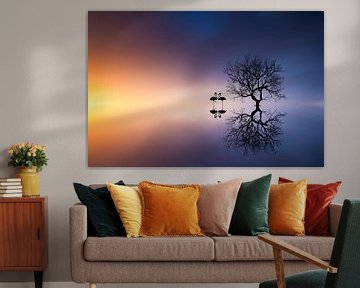 Flamingo's in een meer met een boom van Bess Hamiti