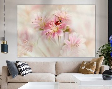 Coccinelle avec des fleurs roses.