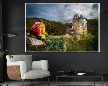 Majestätischer Blick auf Burg Eltz – Eine Herbstkontemplation
