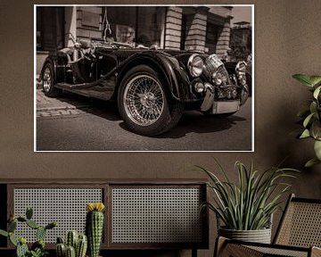 Une légende étincelante - un roadster classique en noir et blanc sur Ahma NJAI