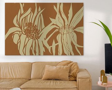 Grote witte bloemen op okergeel. Minimalistische botanische kunst van Abstract Minimalist Art