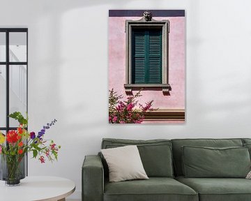 Roze muur met gesloten luiken van Photography art by Sacha