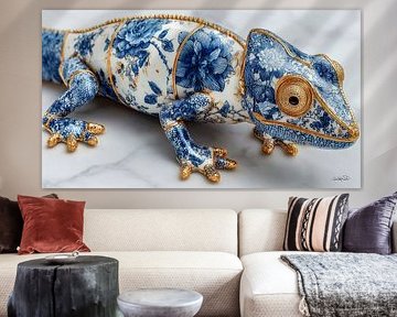 kameleon / leguaan in delfts blauw en goud op een wit marmeren achtergrond