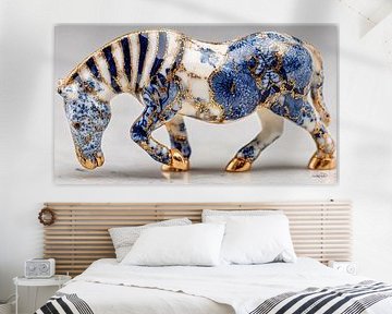 paard in delfts blauw en goud op een wit marmeren achtergrond