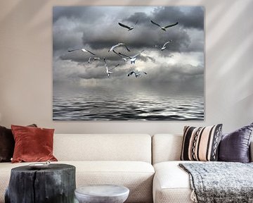 Zeemeeuwen boven de bewolkte zee