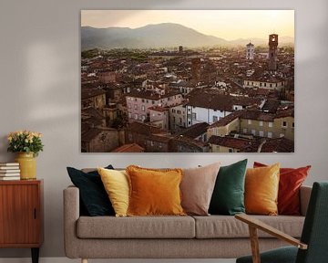 Uitzicht over Lucca in Toscane van Steven Dijkshoorn