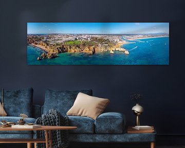 Panorama aérien de la côte rocheuse et de la ville de Lagos en Algarve au Portugal sur Eye on You