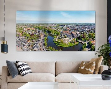 Luftpanorama der Stadt Alkmaar mit der Grote St. Laurens Kirche in den Niederlanden von Eye on You