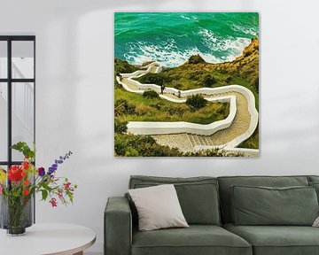 Malerischer Klippenweg an der Algarve, Portugal, Blick auf die Küste mit Zickzack-Stufen