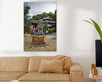 Geschnitzter Löwe wacht über eine heilige Pagode von Frank Photos