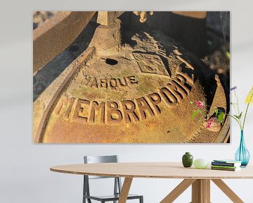 Oude roestige handpomp van Ad Bervoets AdFont