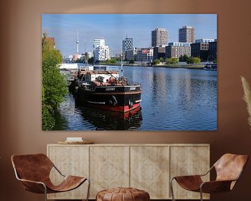 Spreeschiff und Skyline Berlin
