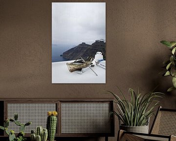 Oude vissersboot in Caldera Santorini van haroulita