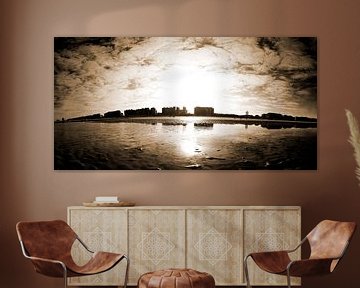 Zonnig Uitzicht op het Strand met Reflecties en Silhouetten van Wolkenkrabbers in Sepia