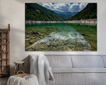 Kristallklarer Bergsee in Italien von Wim Brauns
