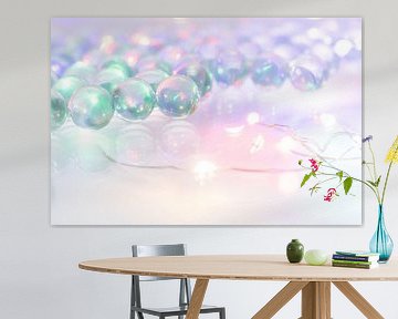 Rij iriserende parels - licht en reflectie van Mixed media vector arts