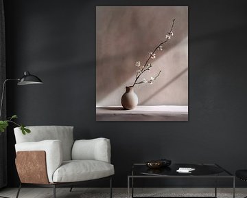 Simplicité et silence une branche fleurie dans un vase en céramique sur Dutch Art Works