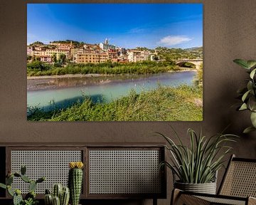 De rivier de Roya en het oude stadscentrum van Ventimiglia in Imperia - Italië van Werner Dieterich