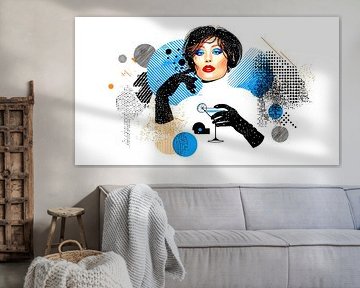 Stilvolle Frau mit Martini im Pop-Art-Stil