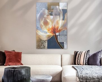 Moderne abstracte Tulp  met goud accenten - Wanddecoratie in Mondriaanstijl van Wilma Mesman