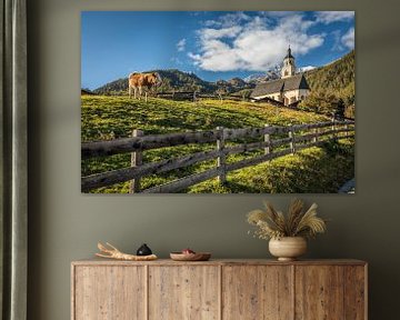 Koeienweide in Obermauern met bedevaartskerk Maria Schnee van Christian Müringer