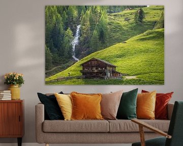 Oude bergboerderij met Klapfbach waterval in het Villgratental van Christian Müringer