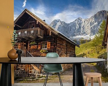 Alte Hütte auf der Neustattalm (1.530 m) vor der Dachstein-Süd