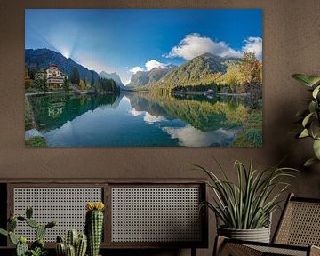 Perfecte spiegeling in het water van de Toblachersee, Toblach, Zuidtirol - Alto Adige - Trentino, Italië van Rene van der Meer