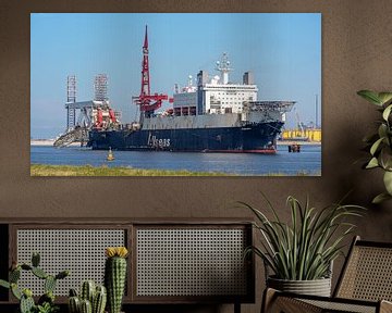 Pijpenleggerschip van Allseas: de Solitaire. van Jaap van den Berg