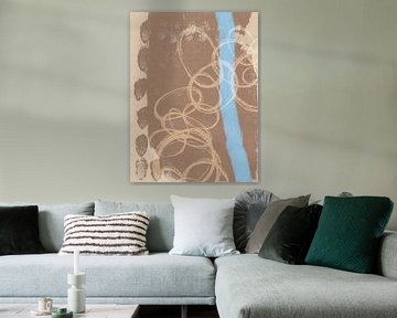 Abstracte kunst in neutrale kleuren. Warm taupe, wit en neon lichtblauw. van Abstract Minimalist Art