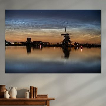 Nuages nocturnes lumineux sur le Zaanse Schans