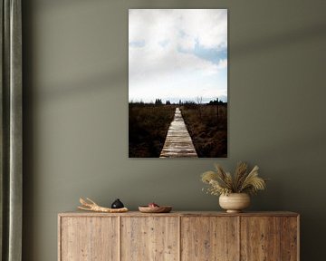 Vlonderpad door Moorland onder Wolkenlucht