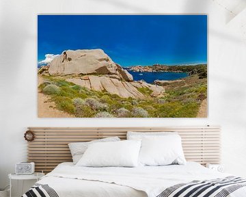 Wilde Felsformationen von Capo Testa mit der Bucht Cala Spinosa, Santa Teresa Gallura, Sardinien, Italien von Rene van der Meer