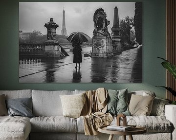 Frau im Regen auf der Pont Alexandre III von Nico Geerlings