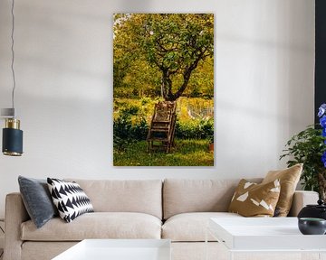 Chaises de jardin empilées au pied d’un arbre fruitier | art mural champêtre sur Brave Toaster Photos