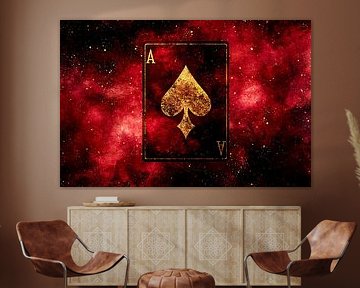 Carte à jouer dorée sur fond rouge
